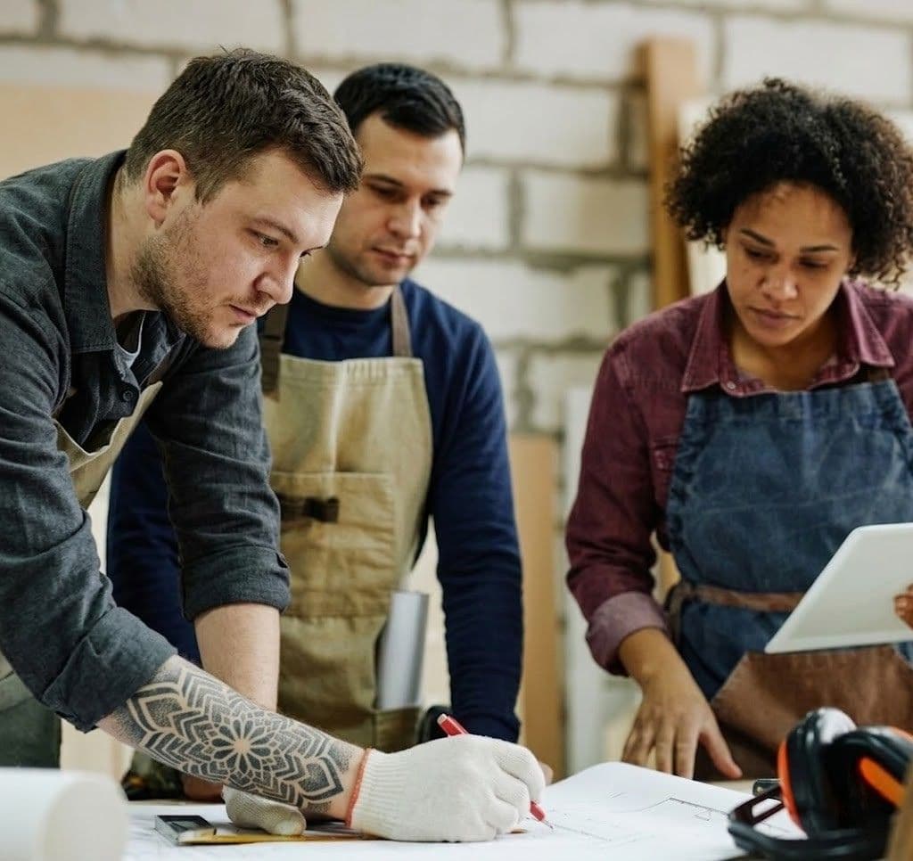 Équipe d'artisans travaillant ensemble